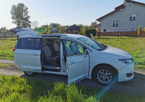 Chrysler Pacifica cena 98500 przebieg: 196900, rok produkcji 2017 z Rzeszów małe 781